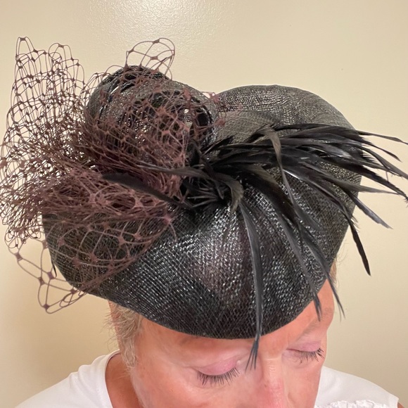 Stunning Fascinator hat with rolled brim, feathers & netting. - Picture 2 of 3